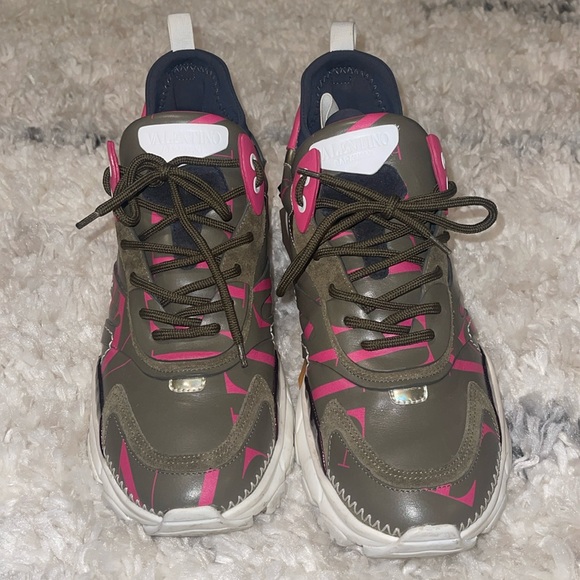 Hello! These shoes fit my husband too big. Used. Box not included.
